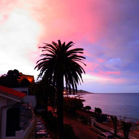 Blue Beach Bussana Nuova Bagian luar foto