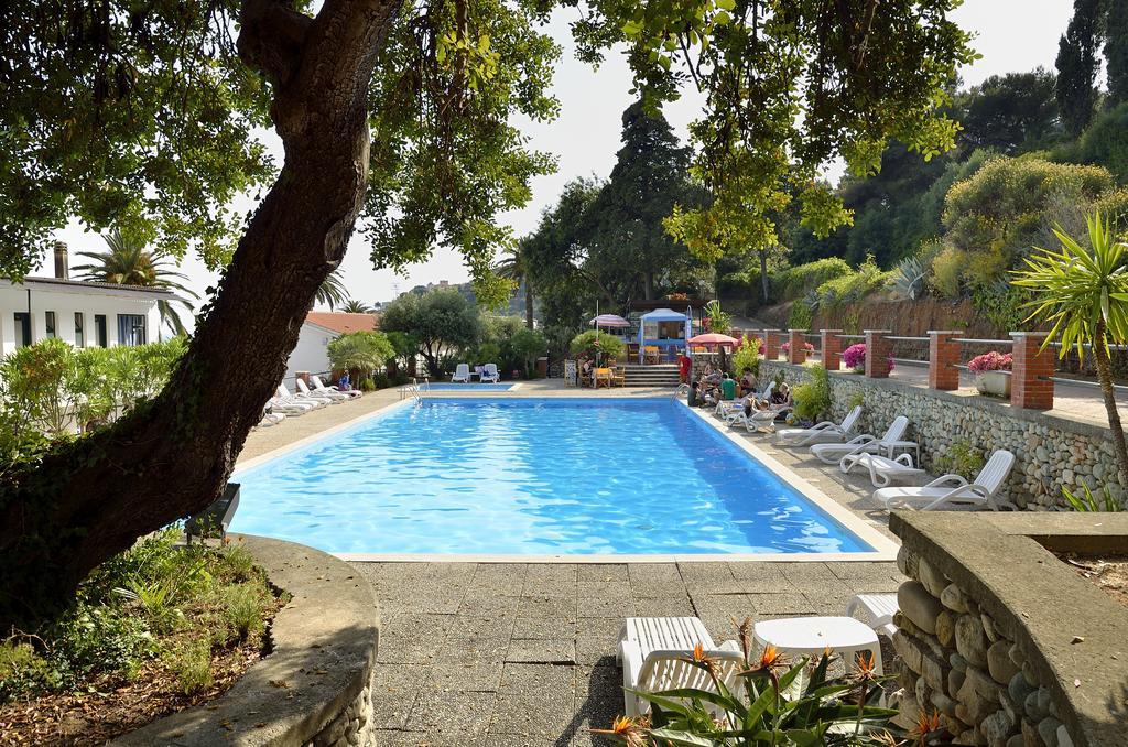 Blue Beach Bussana Nuova Bagian luar foto