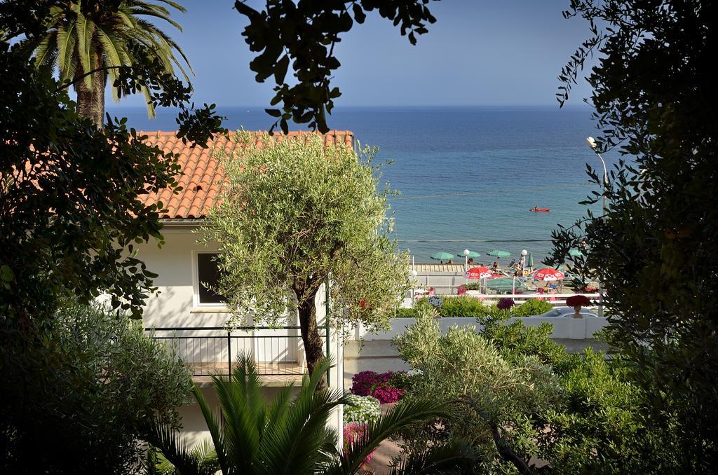 Blue Beach Bussana Nuova Bagian luar foto
