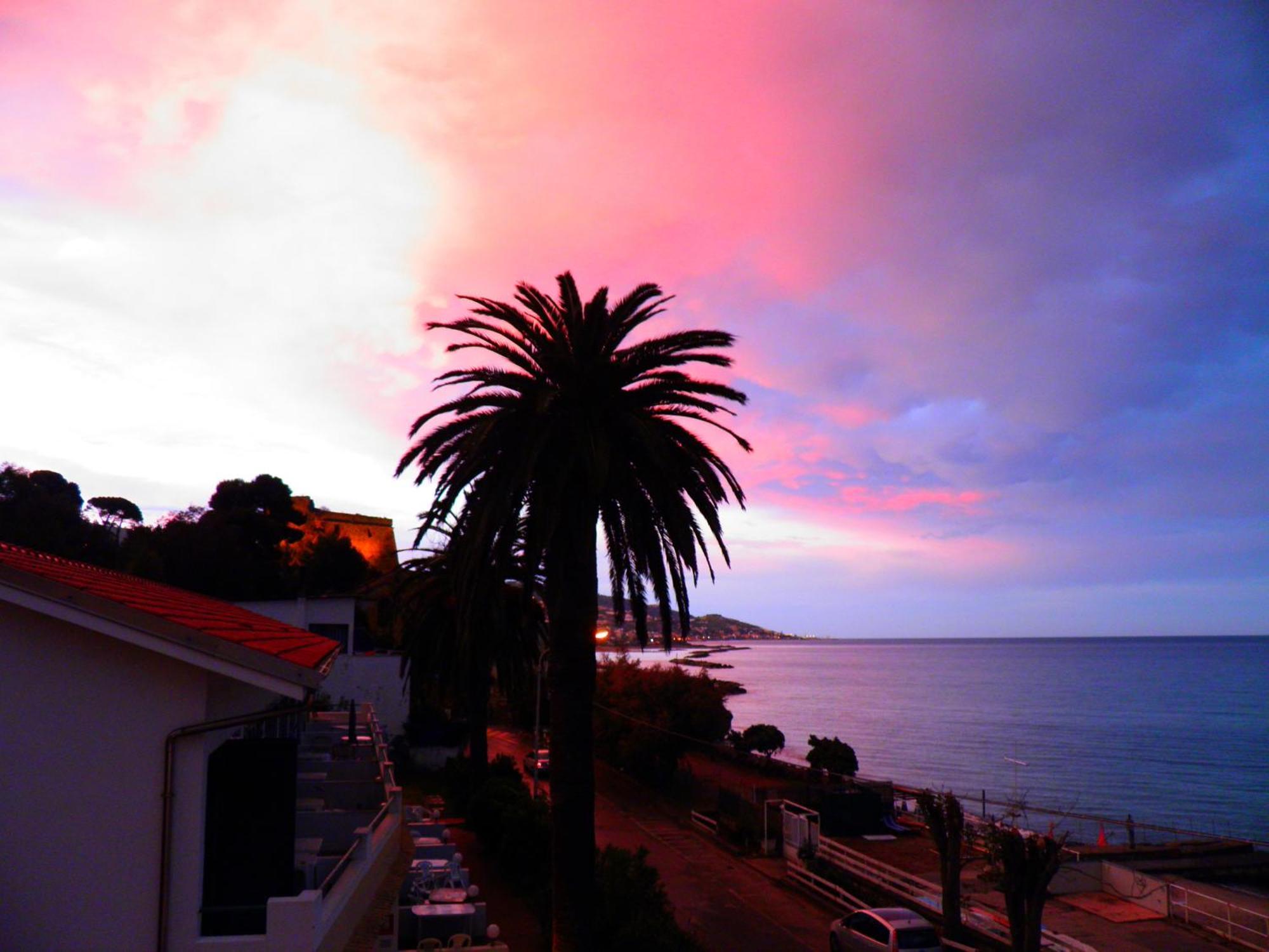 Blue Beach Bussana Nuova Bagian luar foto