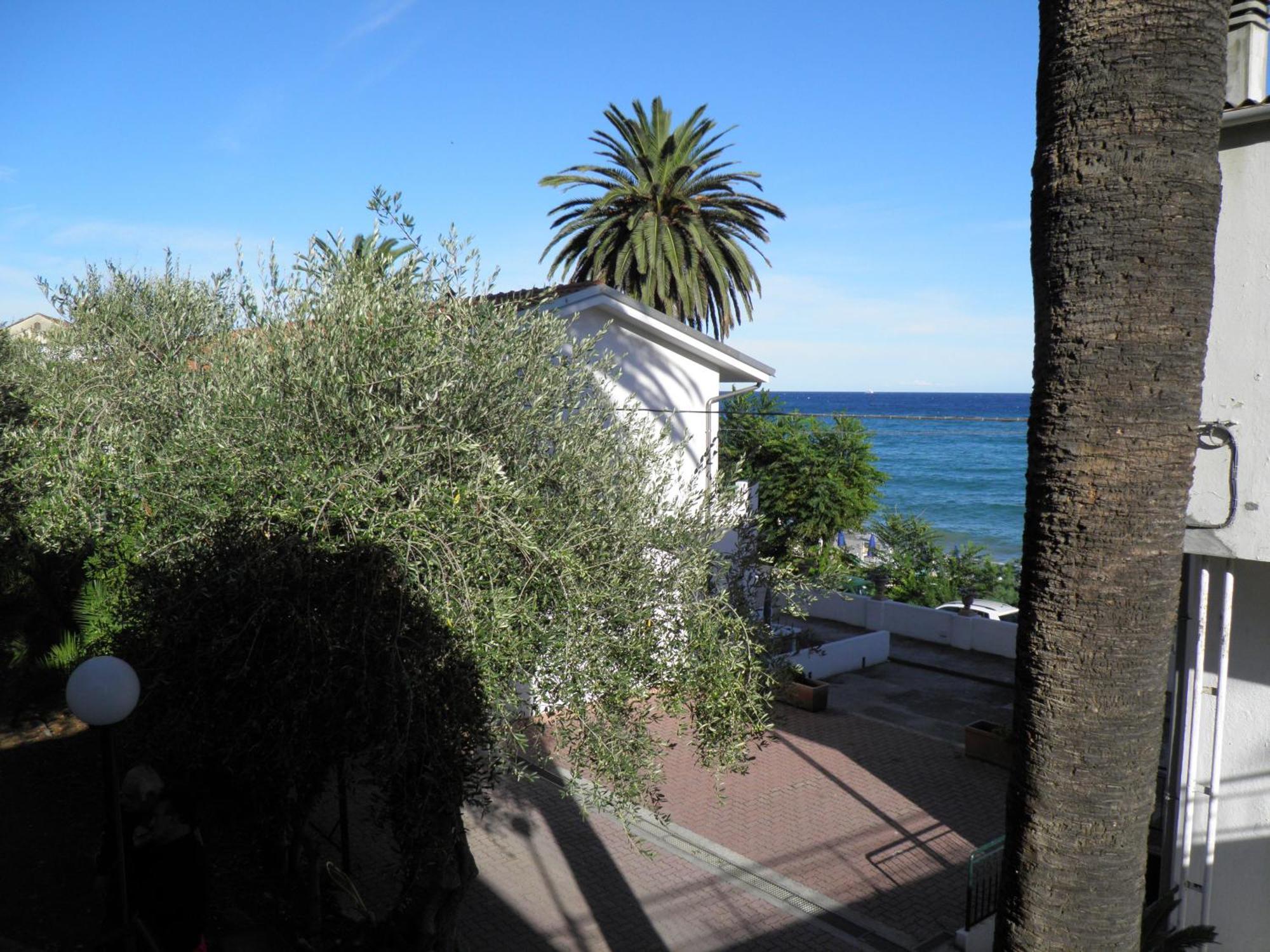 Blue Beach Bussana Nuova Bagian luar foto