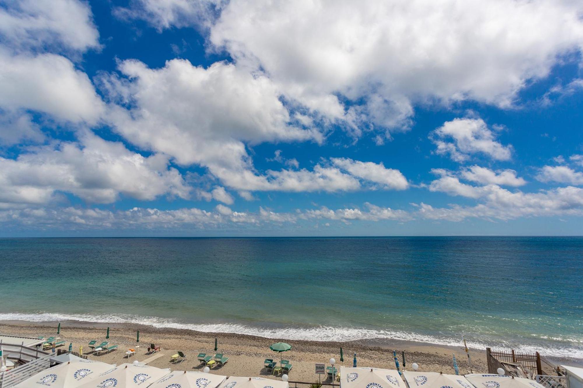 Blue Beach Bussana Nuova Bagian luar foto