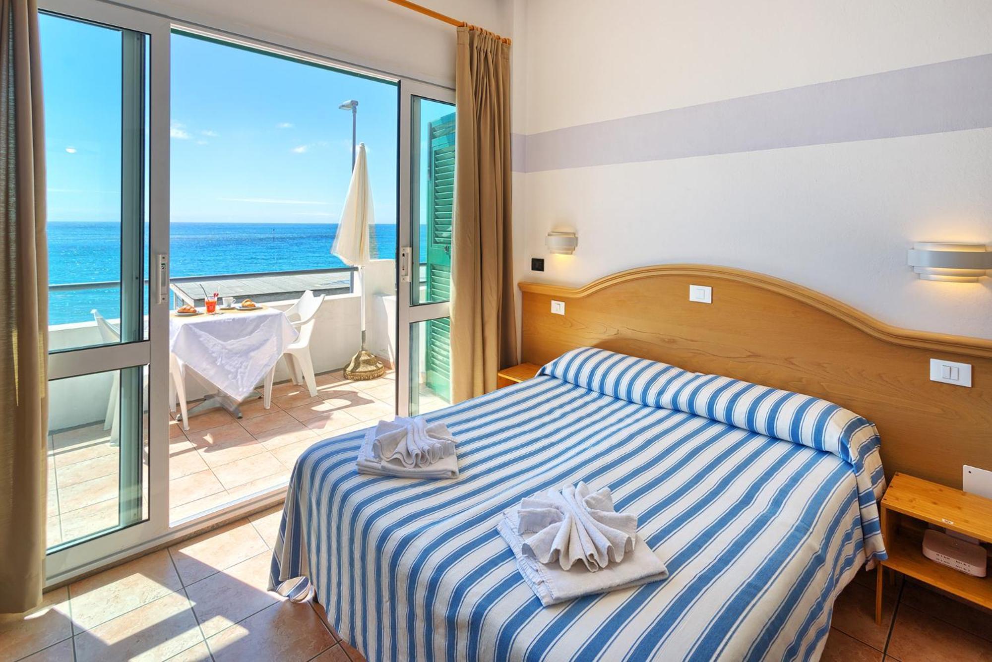 Blue Beach Bussana Nuova Bagian luar foto