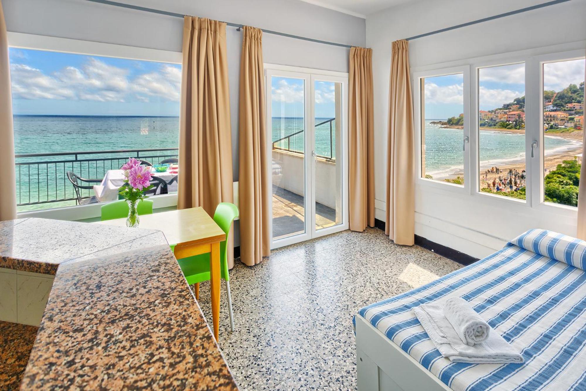 Blue Beach Bussana Nuova Bagian luar foto