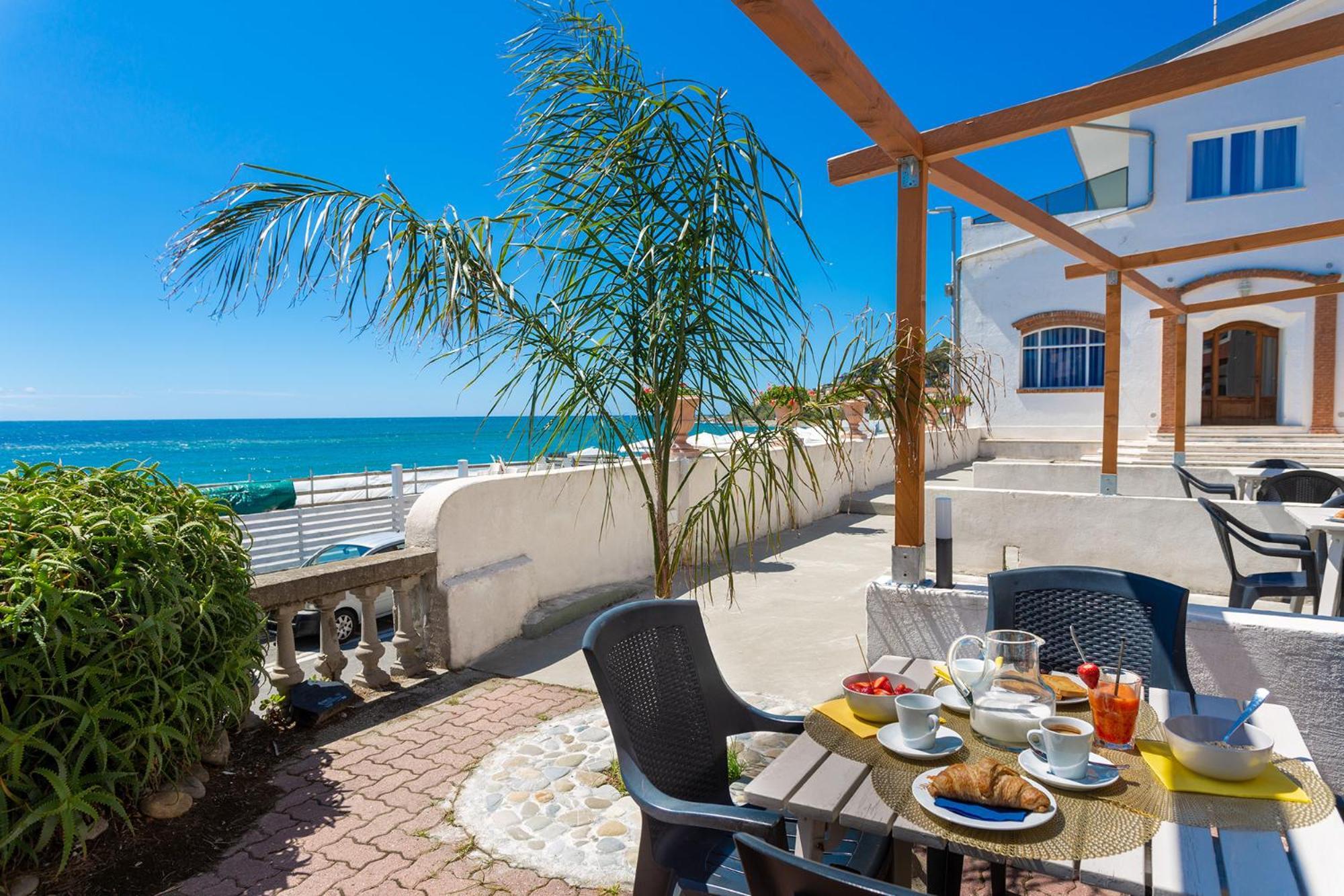 Blue Beach Bussana Nuova Bagian luar foto